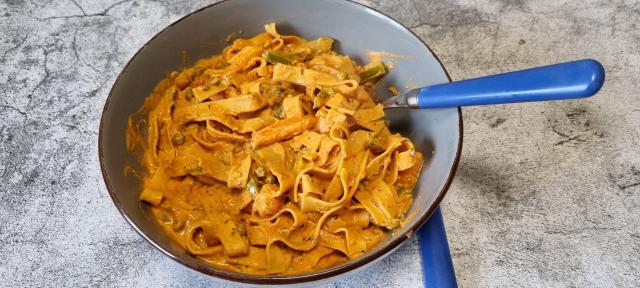 Chilinudeln in Tomatensoße mit Erbsen, Möhren und Paprika