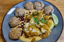 Falafeln mit Kokos-Curry-Joghurt