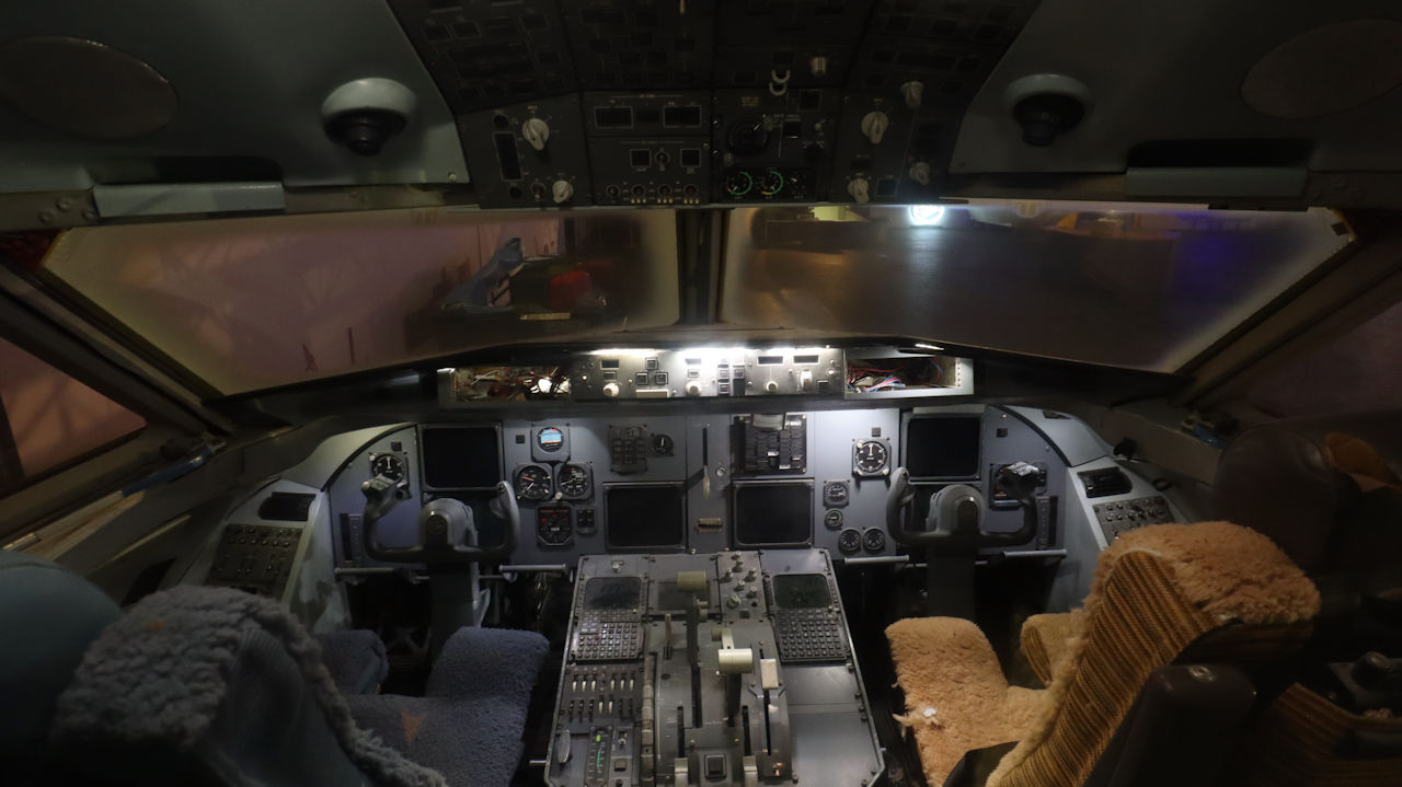 Nationales Luftfahrtmuseum Aviodrome - AuÃŸenansicht mit historischen Flugzeugen